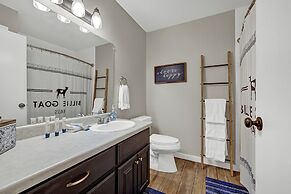 The Billie Goat Haus - Hot Tub -steps to Main St!