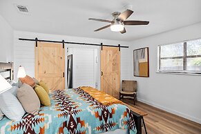 Gorgeous Haus With Outdoor Bar Room and Fire Pit!