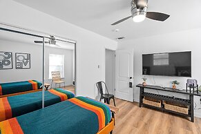 Gorgeous Haus With Outdoor Bar Room and Fire Pit!