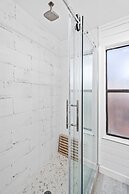 Gorgeous Haus With Outdoor Bar Room and Fire Pit!