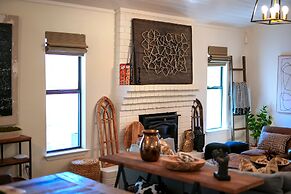 Gorgeous Haus With Outdoor Bar Room and Fire Pit!