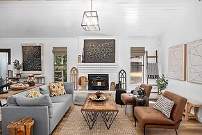 Gorgeous Haus With Outdoor Bar Room and Fire Pit!