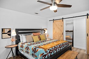 Gorgeous Haus With Outdoor Bar Room and Fire Pit!