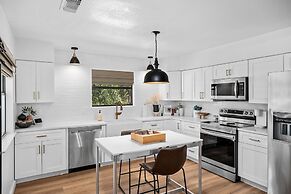 Gorgeous Haus With Outdoor Bar Room and Fire Pit!