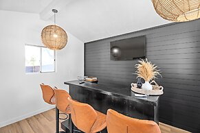 Gorgeous Haus With Outdoor Bar Room and Fire Pit!