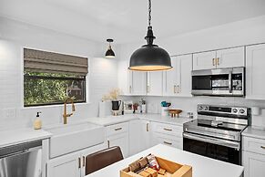 Gorgeous Haus With Outdoor Bar Room and Fire Pit!