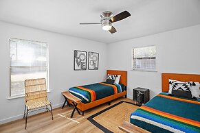 Gorgeous Haus With Outdoor Bar Room and Fire Pit!