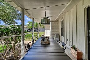 Gorgeous Haus With Outdoor Bar Room and Fire Pit!