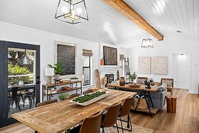 Gorgeous Haus With Outdoor Bar Room and Fire Pit!