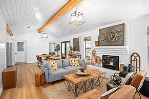 Gorgeous Haus With Outdoor Bar Room and Fire Pit!