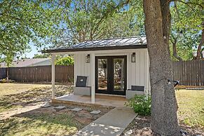 Gorgeous Haus With Outdoor Bar Room and Fire Pit!