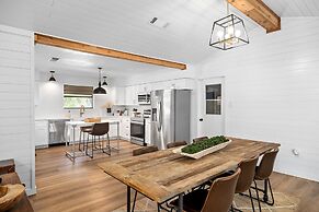 Gorgeous Haus With Outdoor Bar Room and Fire Pit!