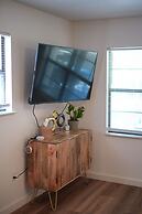 Gorgeous Haus With Outdoor Bar Room and Fire Pit!