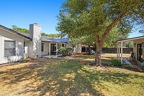 Gorgeous Haus With Outdoor Bar Room and Fire Pit!