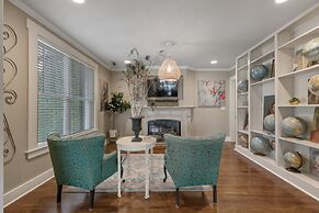 Clover Haus 2 Blks to Main St With Pool and Spa!