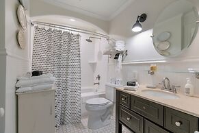 Clover Haus 2 Blks to Main St With Pool and Spa!