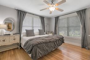 Clover Haus 2 Blks to Main St With Pool and Spa!