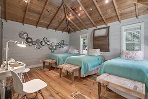 Clover Haus 2 Blks to Main St With Pool and Spa!