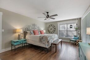 Clover Haus 2 Blks to Main St With Pool and Spa!