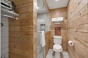 Clover Haus 2 Blks to Main St With Pool and Spa!