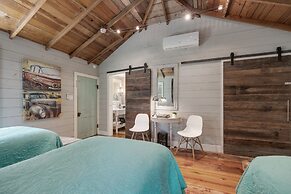 Clover Haus 2 Blks to Main St With Pool and Spa!