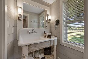 Clover Haus 2 Blks to Main St With Pool and Spa!