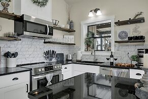 Hill Country Hideaway With Fire Pit and Hot Tub!