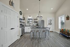 Hill Country Hideaway With Fire Pit and Hot Tub!