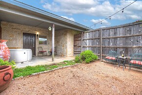 Romantic Private Cabin With Hot tub 10 Mins to Fred!