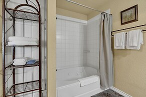 Romantic Private Cabin With Hot tub 10 Mins to Fred!