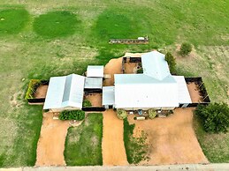 Romantic Private Cabin With Hot tub 10 Mins to Fred!