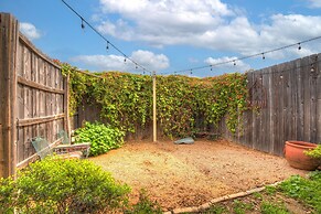 Romantic Private Cabin With Hot tub 10 Mins to Fred!