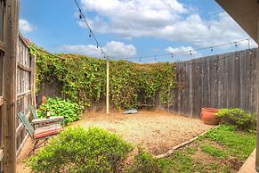 Romantic Private Cabin With Hot tub 10 Mins to Fred!