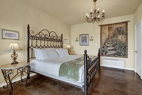 Romantic Private Cabin With Hot tub 10 Mins to Fred!