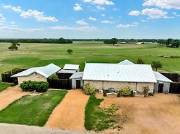 Romantic Private Cabin With Hot tub 10 Mins to Fred!