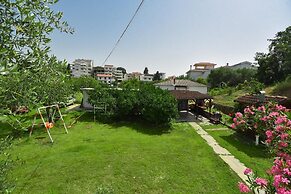 Vacation Home w Terrace and Garden in Ulcinj
