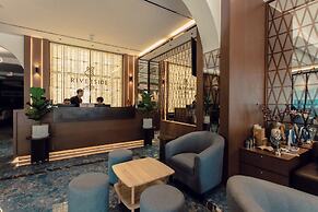 Riverside Hotel