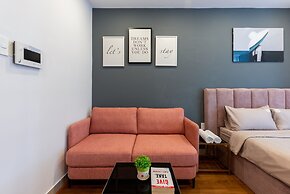 RIVERGATE apartment infinity pool & Gym