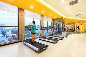 RIVERGATE apartment infinity pool & Gym