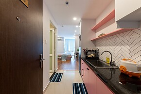 RIVERGATE apartment infinity pool & Gym