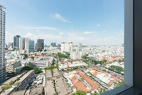 RIVERGATE apartment infinity pool & Gym