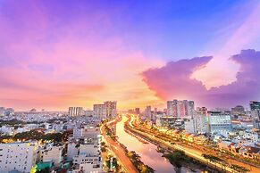 RIVERGATE apartment infinity pool & Gym