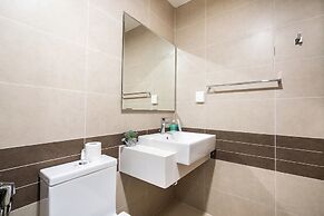 RIVERGATE apartment infinity pool & Gym