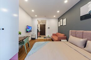 RIVERGATE apartment infinity pool & Gym