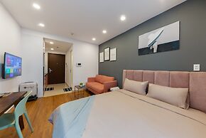 RIVERGATE apartment infinity pool & Gym