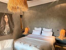 Villa Singulière By Louhou Collection