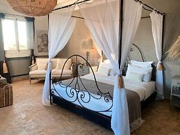 Villa Singulière By Louhou Collection