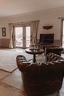 Villa Singulière By Louhou Collection