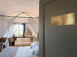 Villa Singulière By Louhou Collection