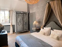 Villa Singulière By Louhou Collection